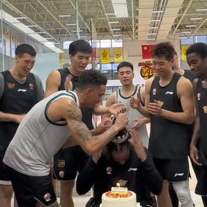 app下载-广东为萨林杰庆生！崔永熙故意调侃，杜锋送上一脚，胡明轩缺席！