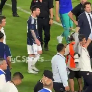 网页版登录入口-上场曾被毛里塔尼亚包围！今日梅西被安保围住保护，梅西有些不满